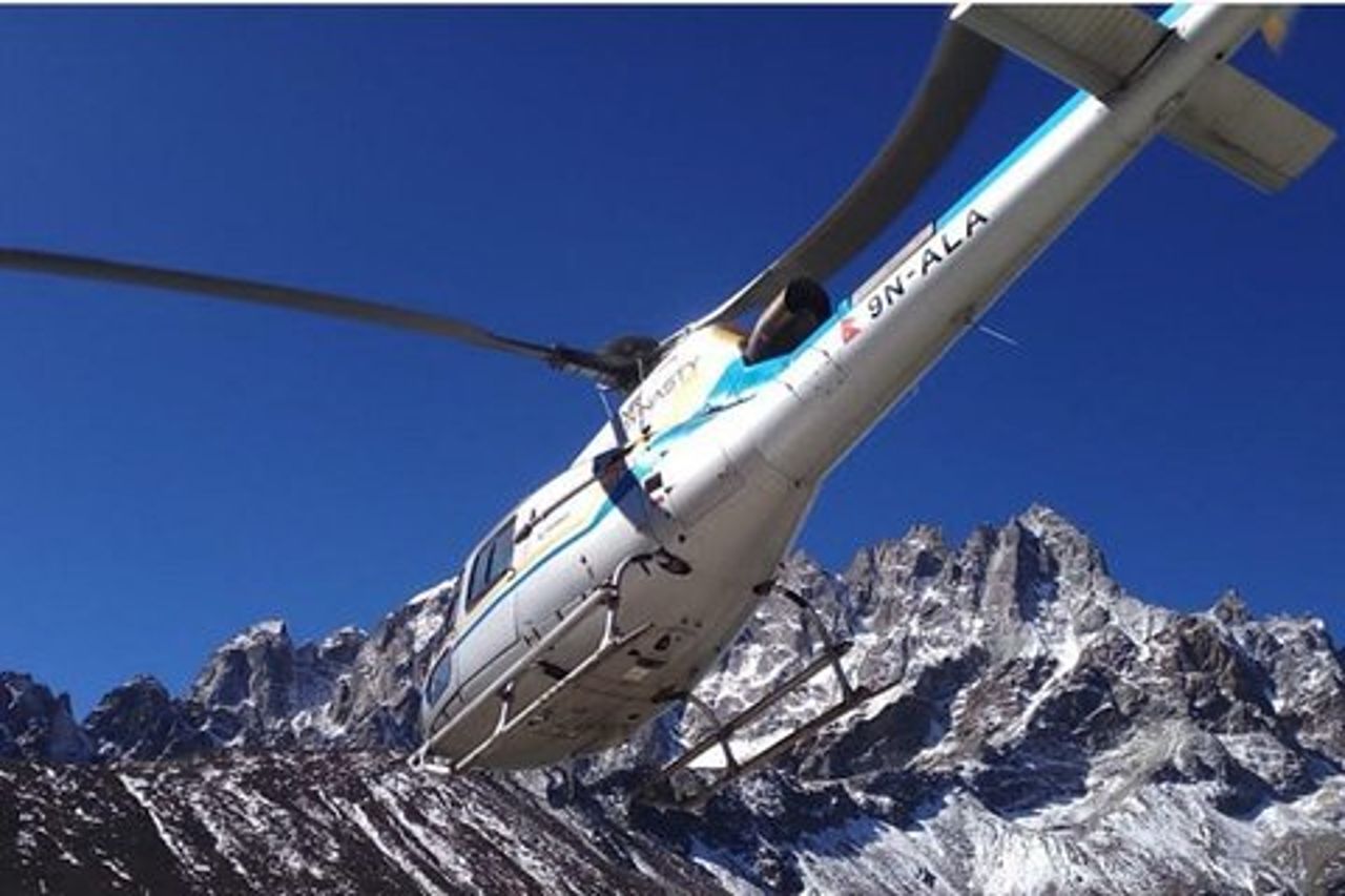 Tour di atterraggio in elicottero del campo base dell'Annapurna da Pokhara