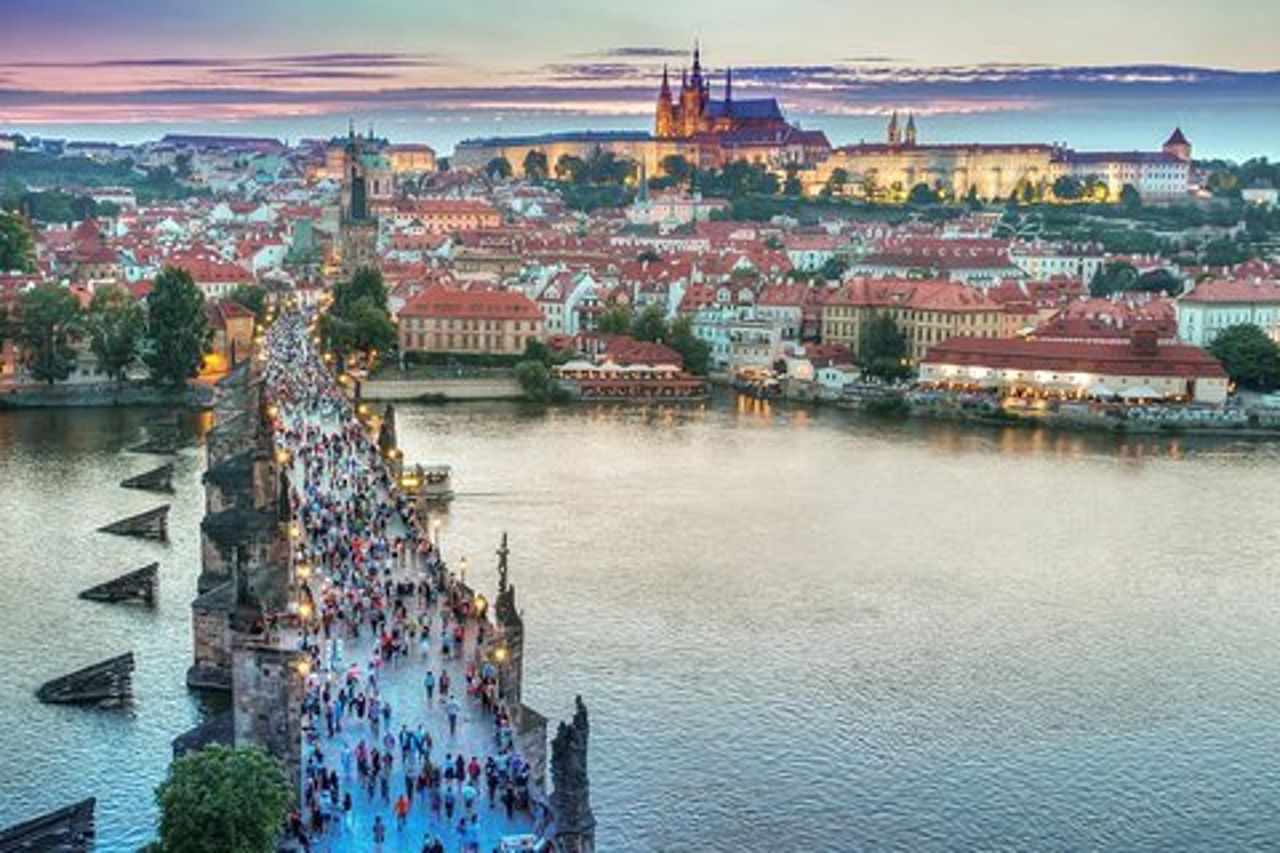 Trasferimento privato da Monaco a Praga con 2 ore di giro turistico, autista locale