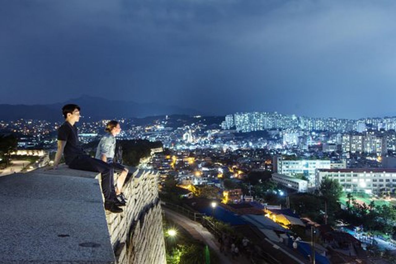 Tour a piedi al chiaro di luna di Seoul con lo storico locale