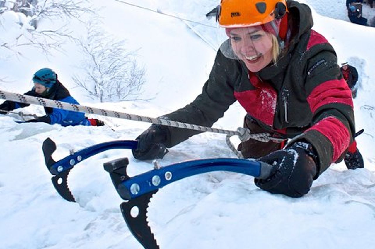 Attività guidata di arrampicata su ghiaccio a Pyhä