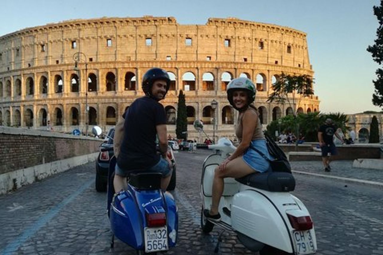 Tour segreto di Roma in Vespa con autista