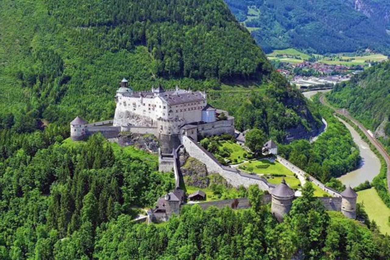 Nido dell'Aquila e il castello di "Dove osano le aquile" a Werfen