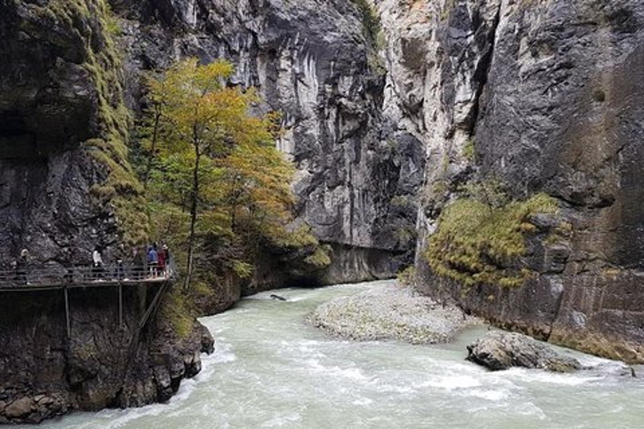 Tour di un giorno privato da Interlaken: Lago, gola e cascata