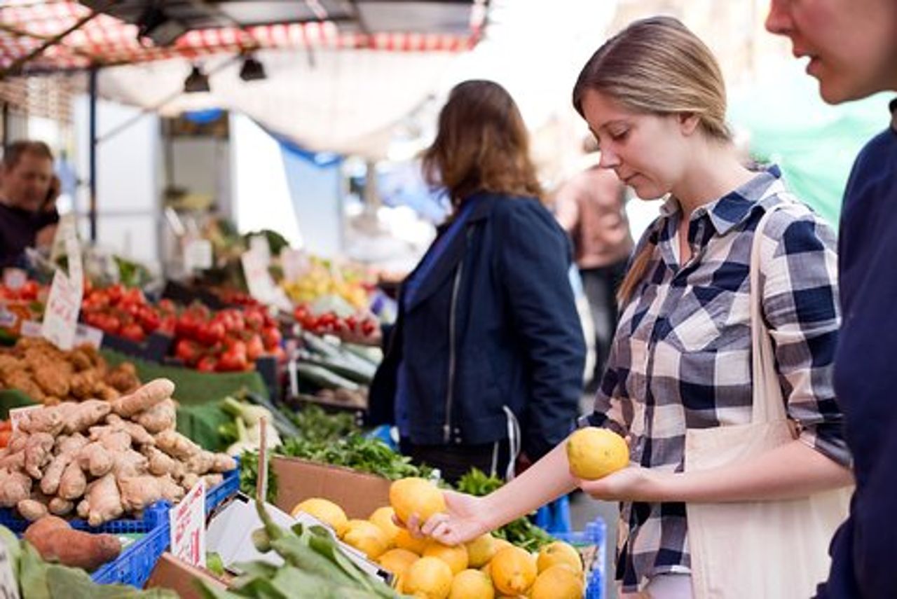 Visita al mercato e lezione di cucina con pranzo o cena a casa di un locale a Praiano