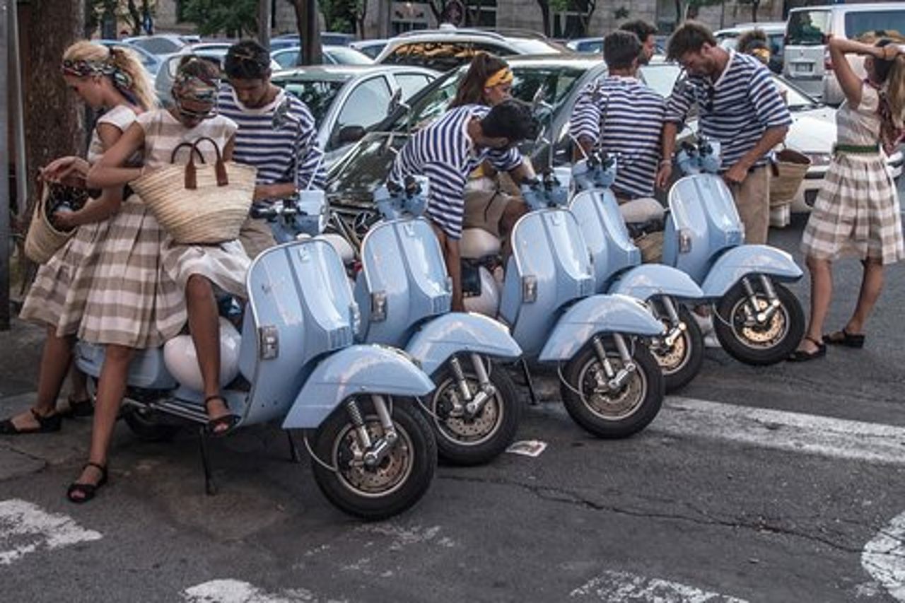 TOUR DI LUSSO A ROMA: cavalca una Vespa in città senza guida o con autista