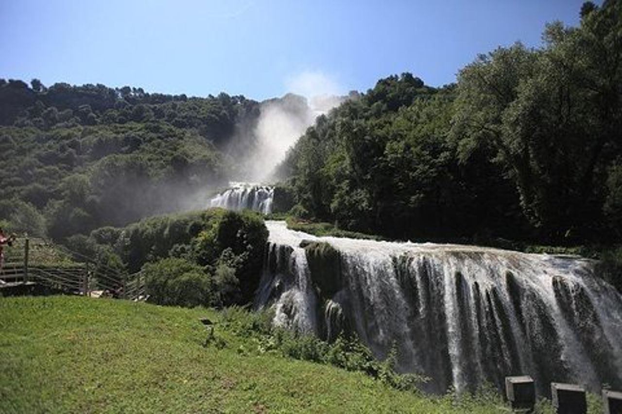 Paesaggi d'acqua: fonti di Clitunno, Spoleto e Cascata delle Marmore