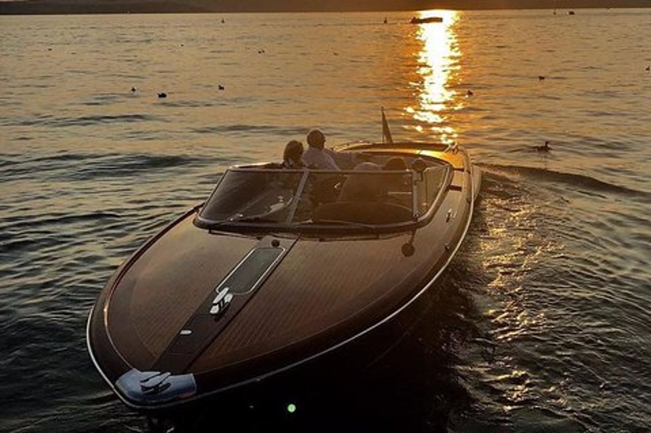 Crociera di lusso sul Lago di Como su un motoscafo Riva, con vino italiano