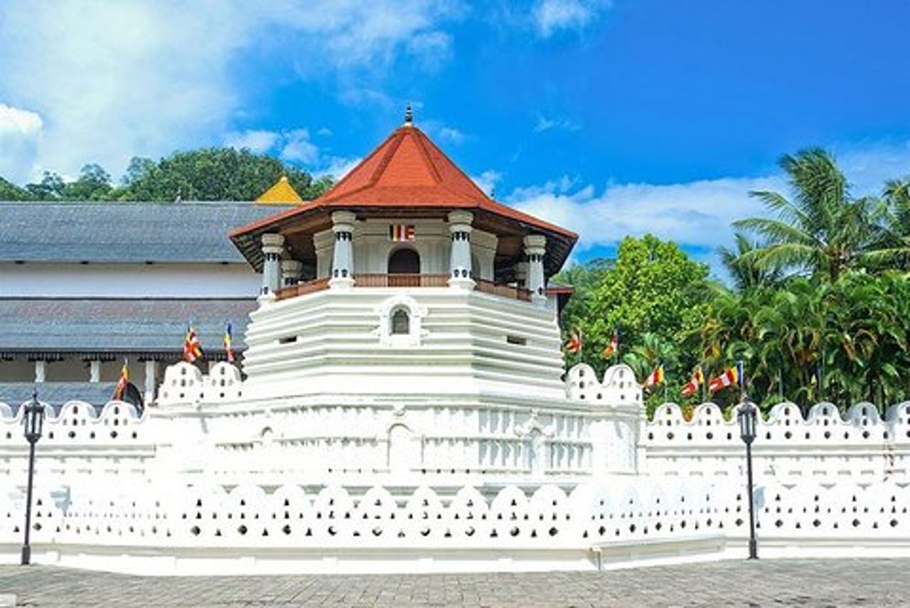 Kandy City Tour di Lux Tours Lanka