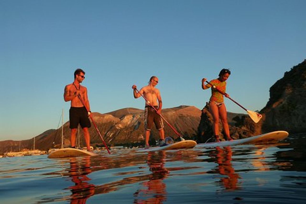 SUP nel tramonto sull'isola di Vulcano