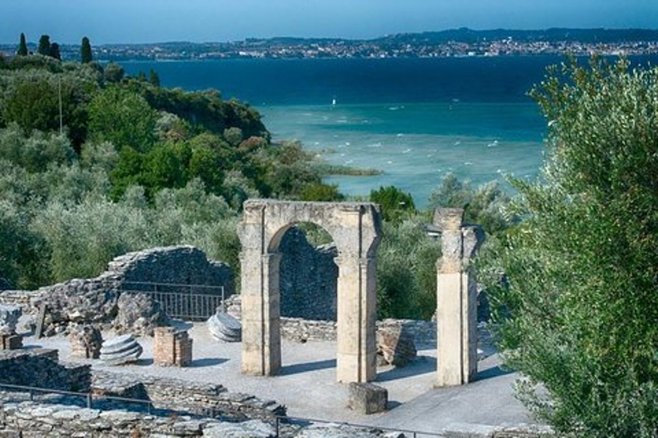 Un tour a piedi e una mini-crociera a Sirmione
