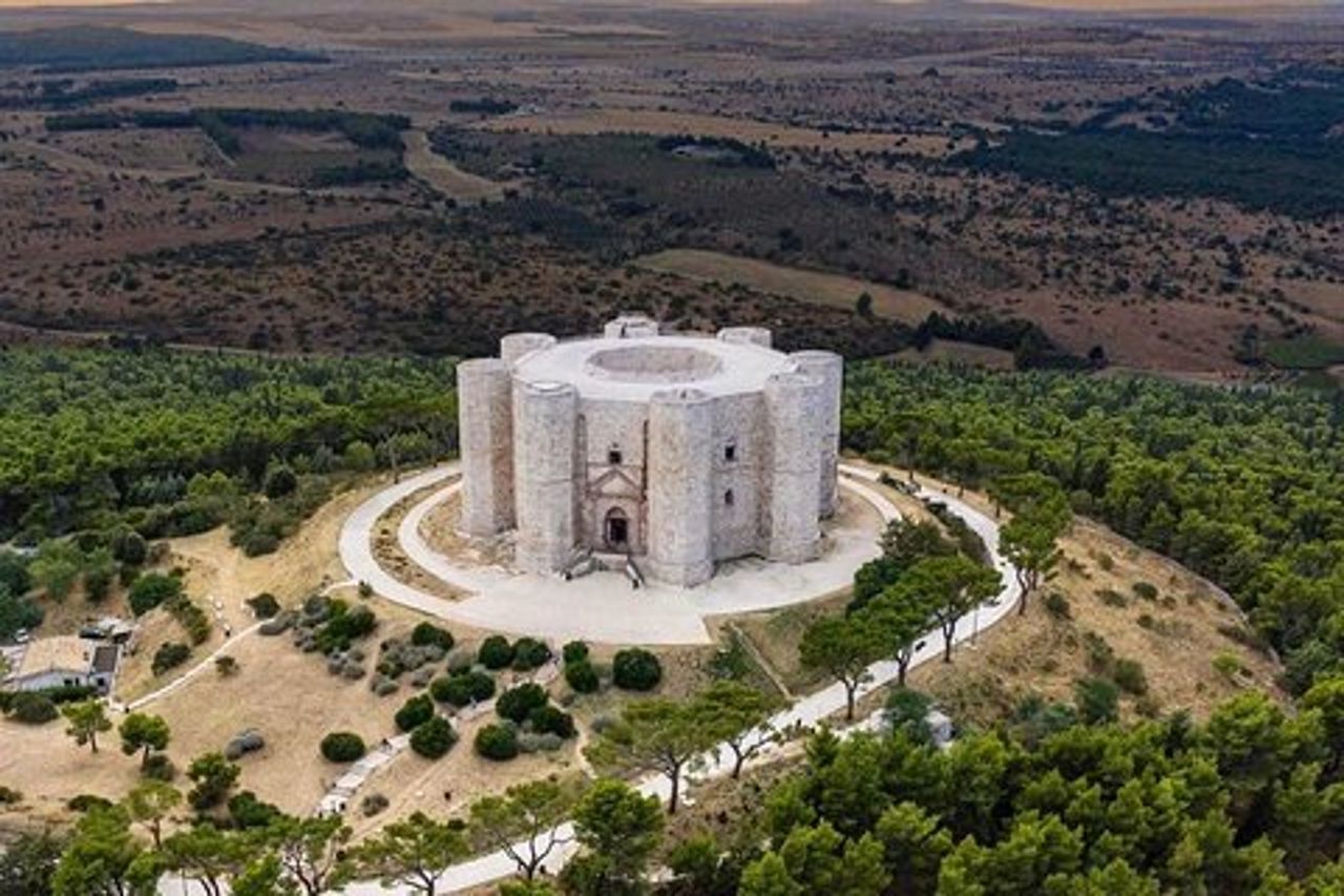Tour di mezza giornata a Castel del Monte con partenza da Bari