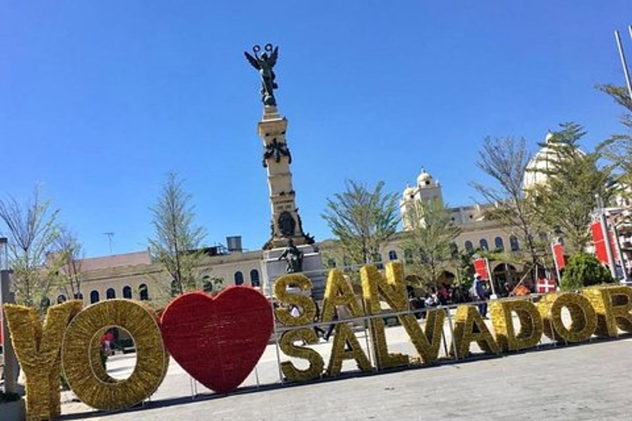 Esplora San Salvador: centro storico, mercato locale e vulcano