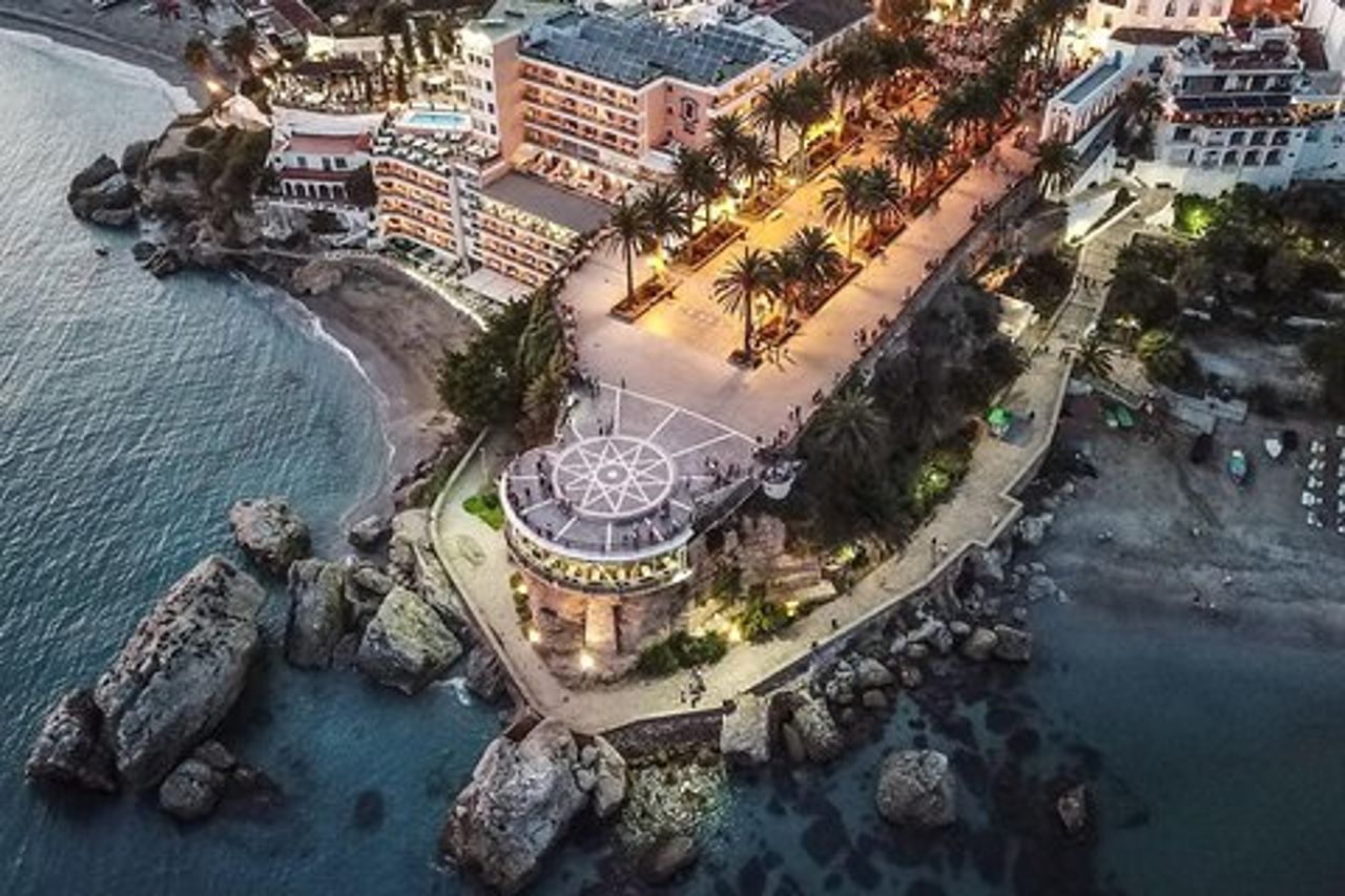 Grotte di Nerja con tour privato della costa tropicale da Granada