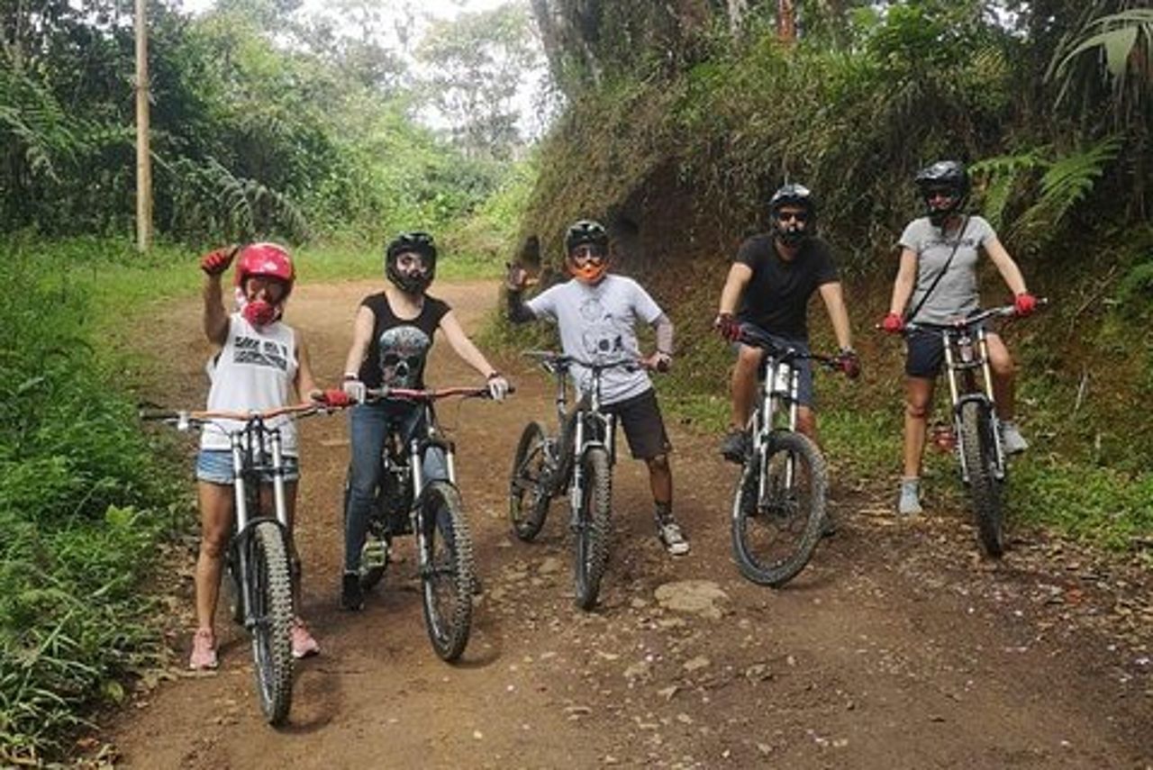 Giro in mountain bike a Cali