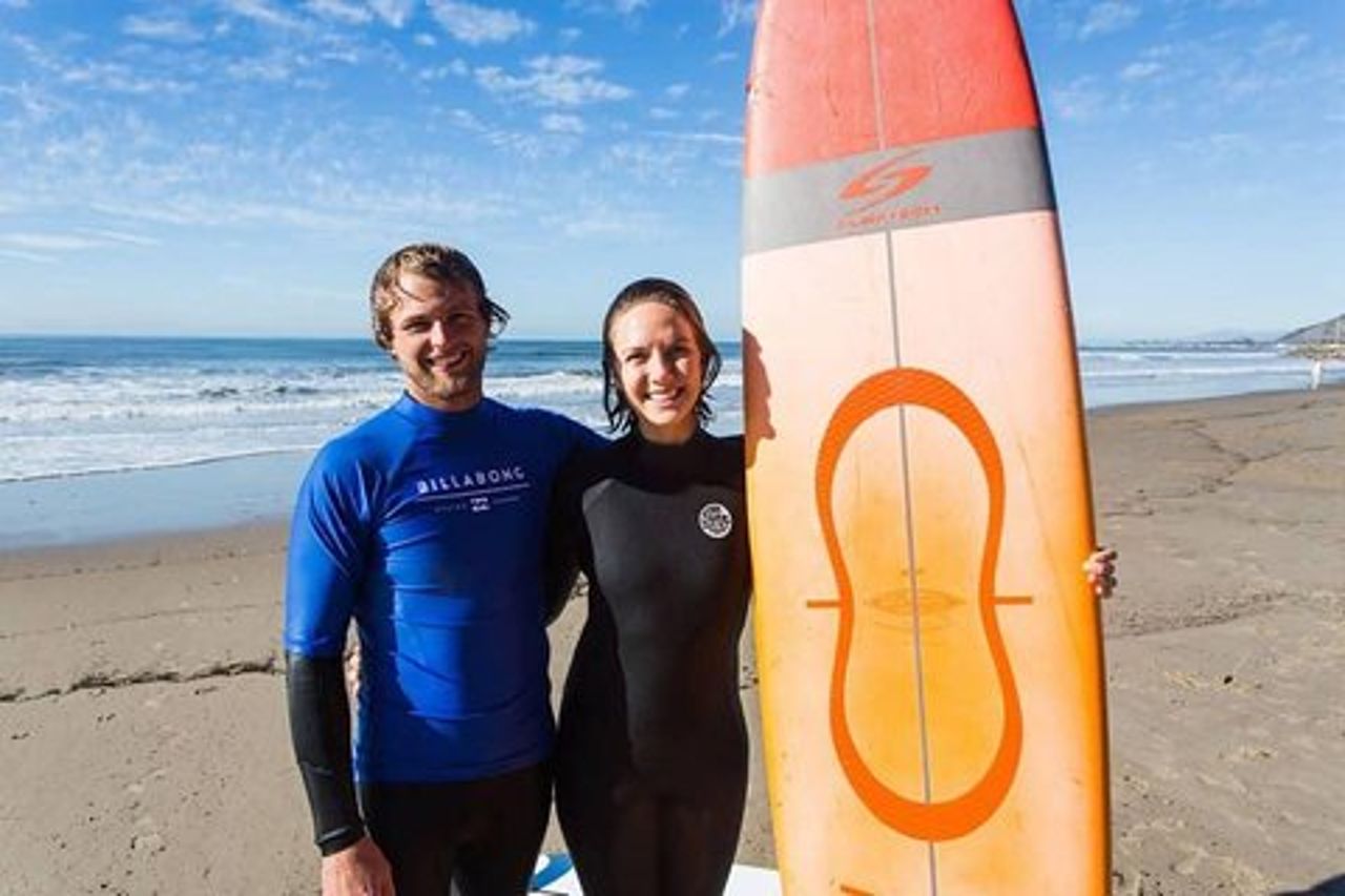 Lezione di surf privata con istruttore, tavola e muta