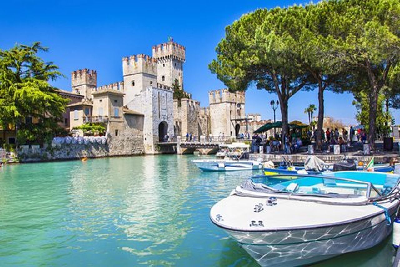 Tour in barca dei castelli con degustazione di vino Bardolino e stuzzichini