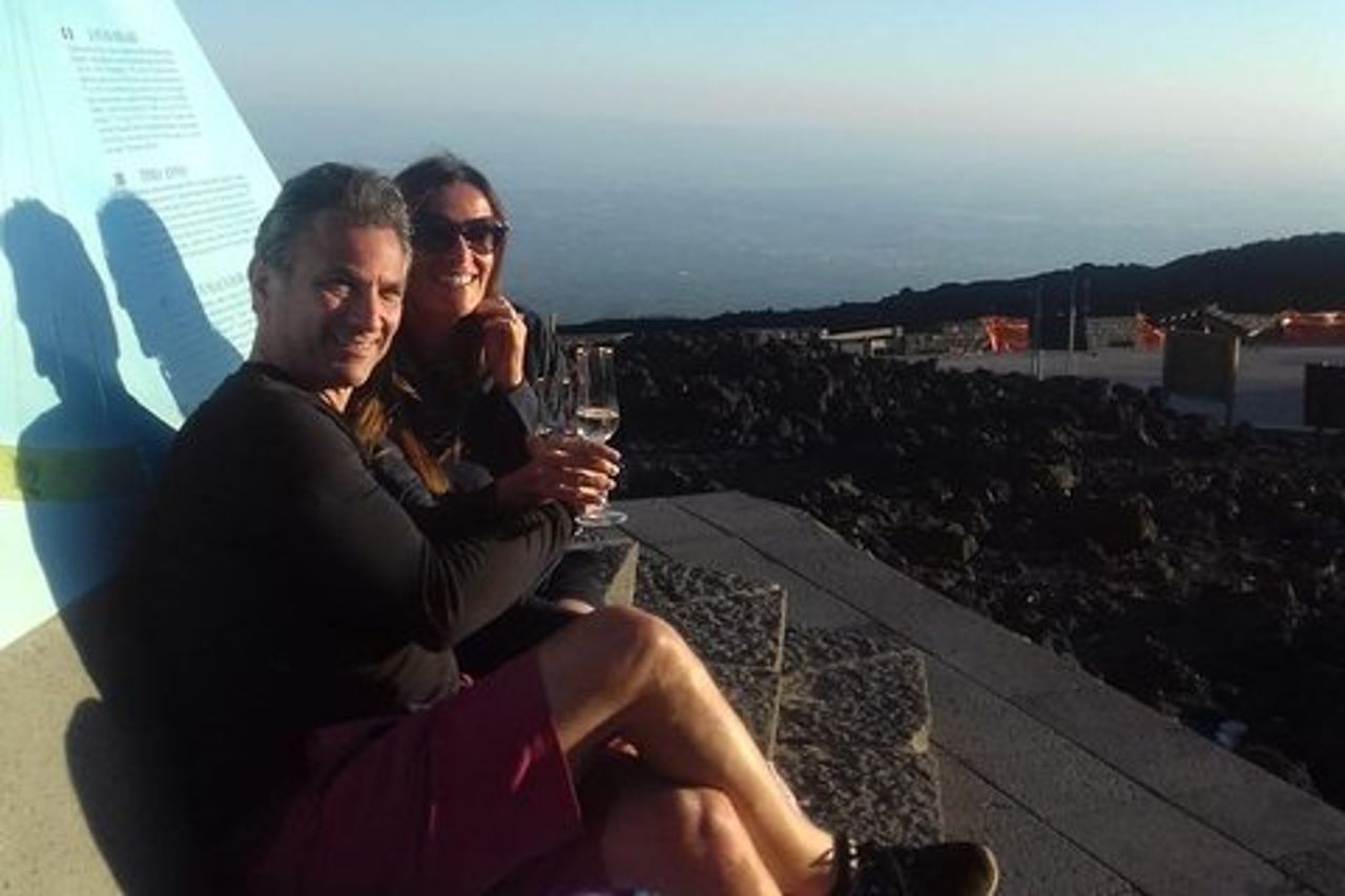 Tour privato al tramonto sull'Etna con Prosecco sul cratere
