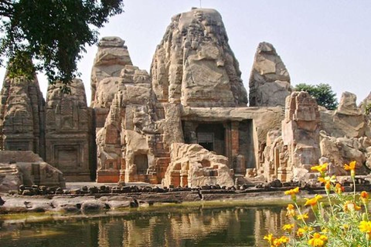 Tour storico tra cui il forte dell'Unesco Kangra e il tempio del taglio della roccia di Dharamshala