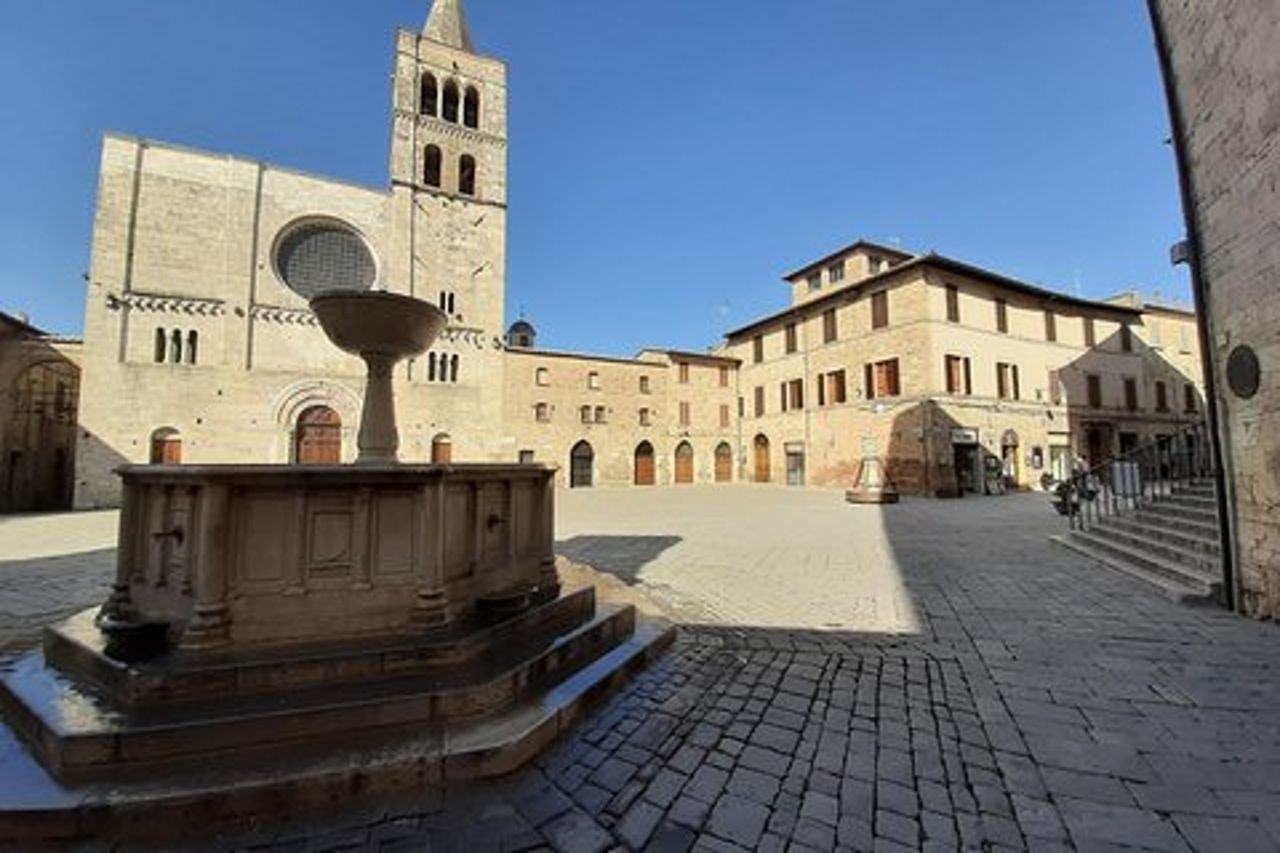 Tour privato a piedi di Bevagna con guida ufficiale