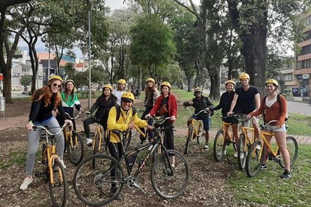 Tour privato in bici di Bogotá con trasporto