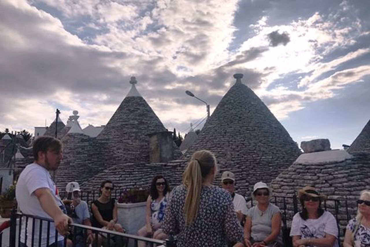 Esperienza in valle d'Itria : Visita in Cantina con light lunch , Locorotondo ed Alberobello
