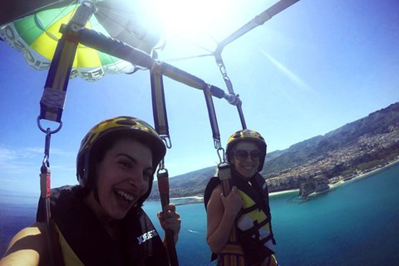 Volo Doppio di Parasailing a Tropea in Piccolo Gruppo