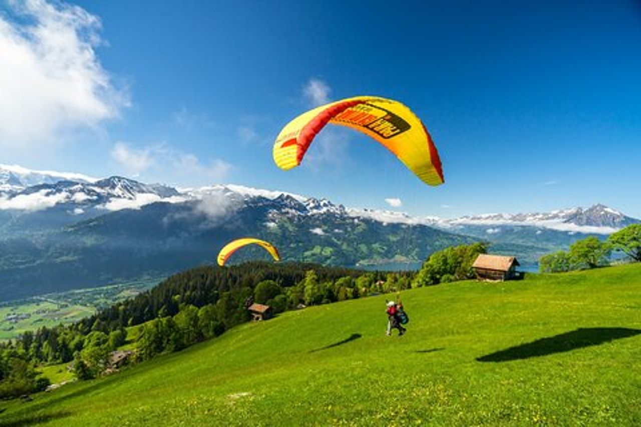 Esperienza di parapendio in tandem partendo da Interlaken
