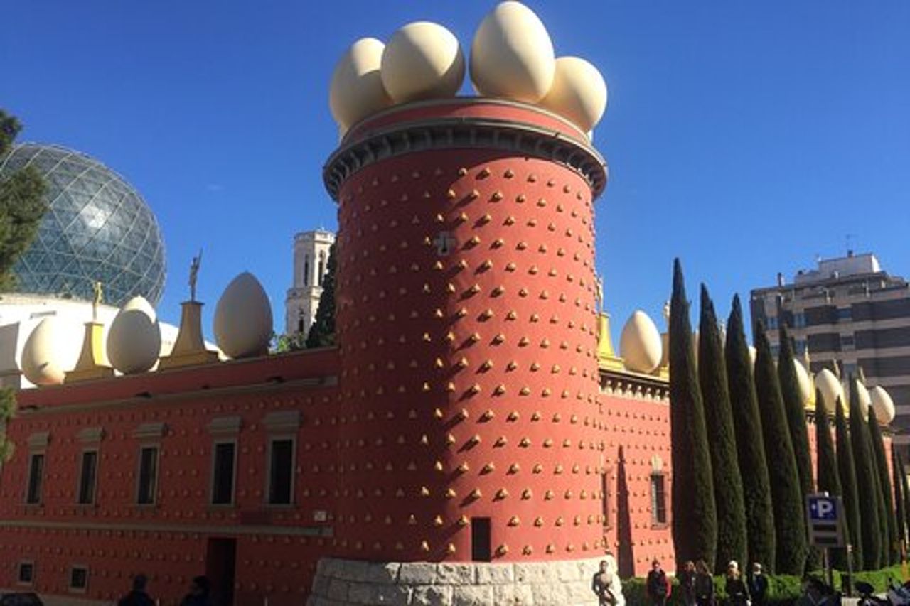 Trasferimento di andata e ritorno: Museo Dalí a Figueres con pranzo (facoltativo)
