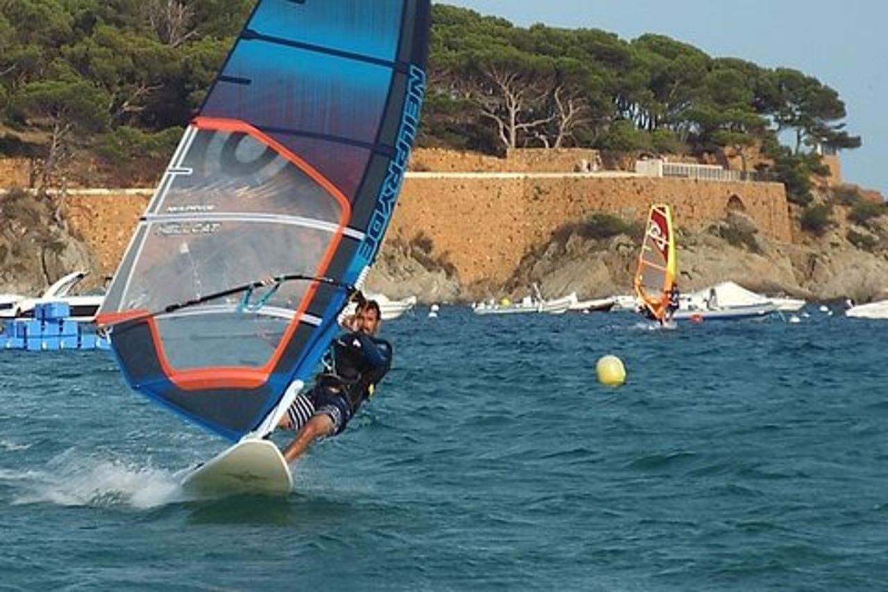 Costa Brava: Sessione di Windsurf di 2 ore