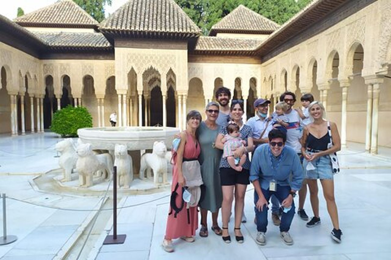 Tour privato con una prospettiva diversa dell'Alhambra