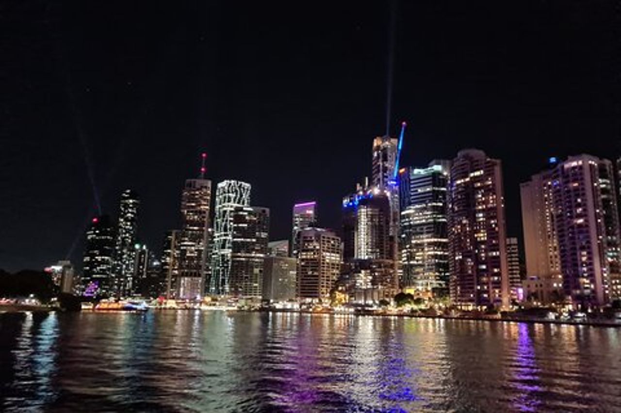 Crociera alle luci della città al tramonto: 17.30 o 18 *stagionale (90min)