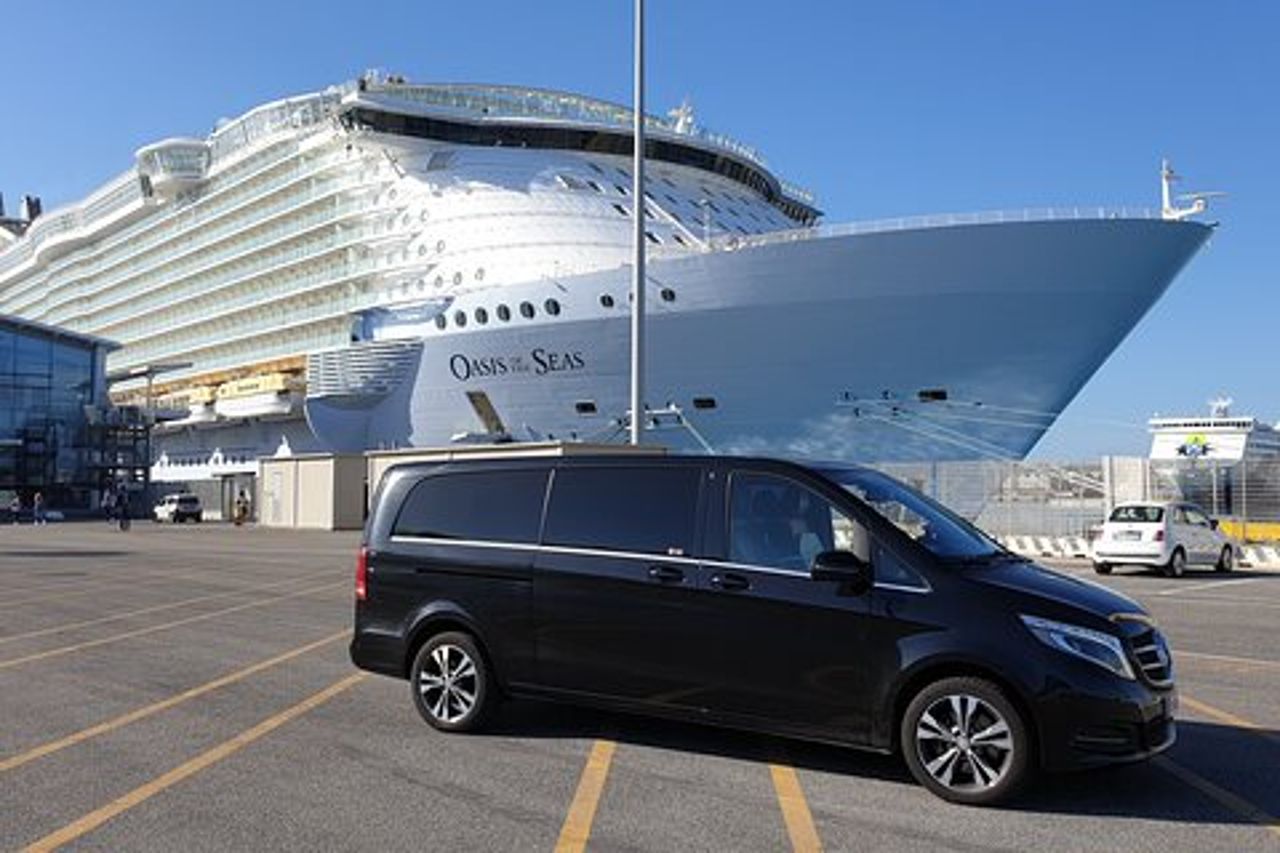 Tour privato di Roma dal porto di Civitavecchia in furgone Mercedes V
