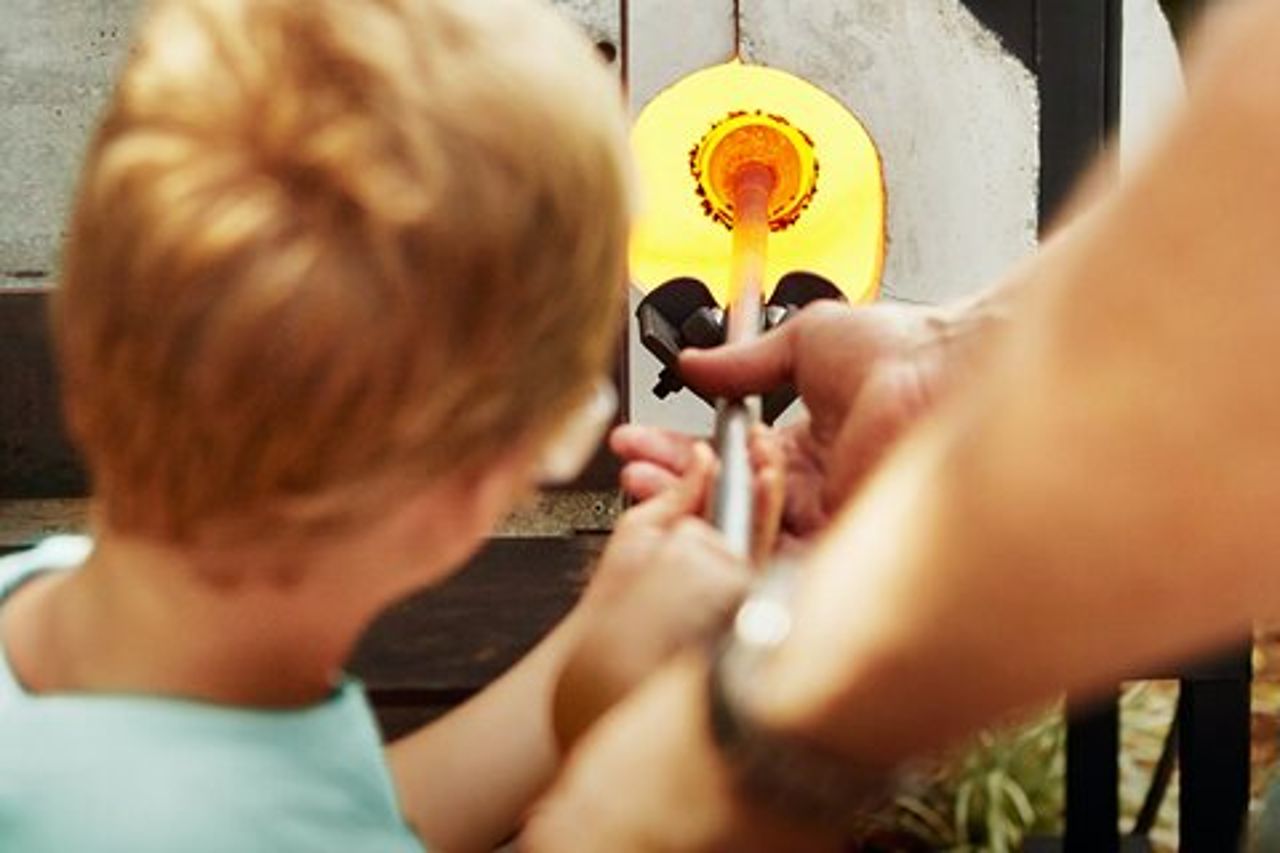 Corso di soffiatura del vetro di ornamento ospitato da Glassblowing in the Garden