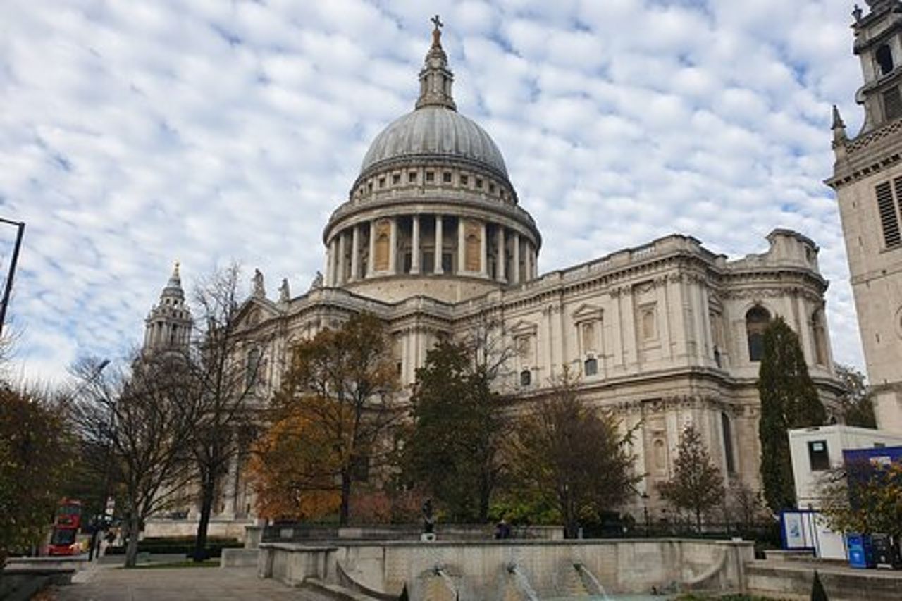 Rovine romane agli attentati di Blitz: un tour a piedi della storia ardente di Londra