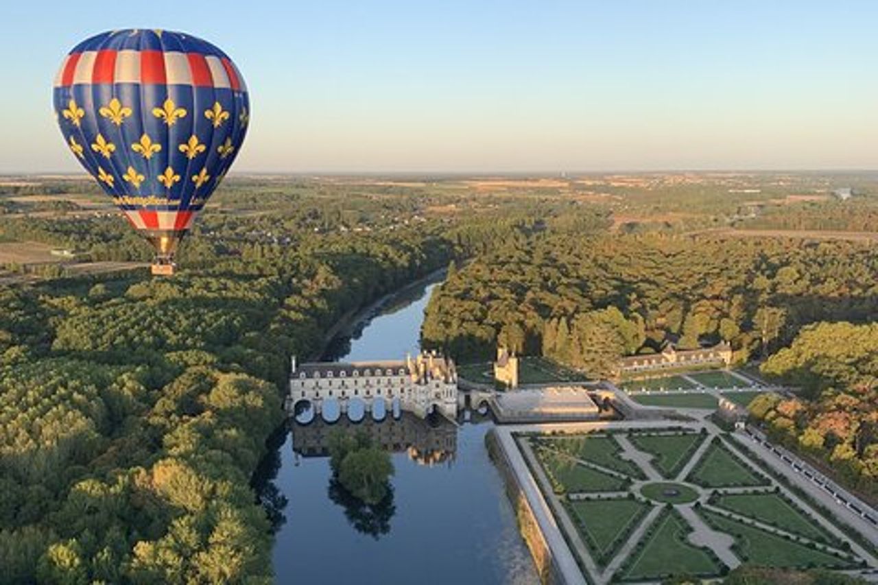 Volo in mongolfiera sopra il castello di Chenonceau / Francia