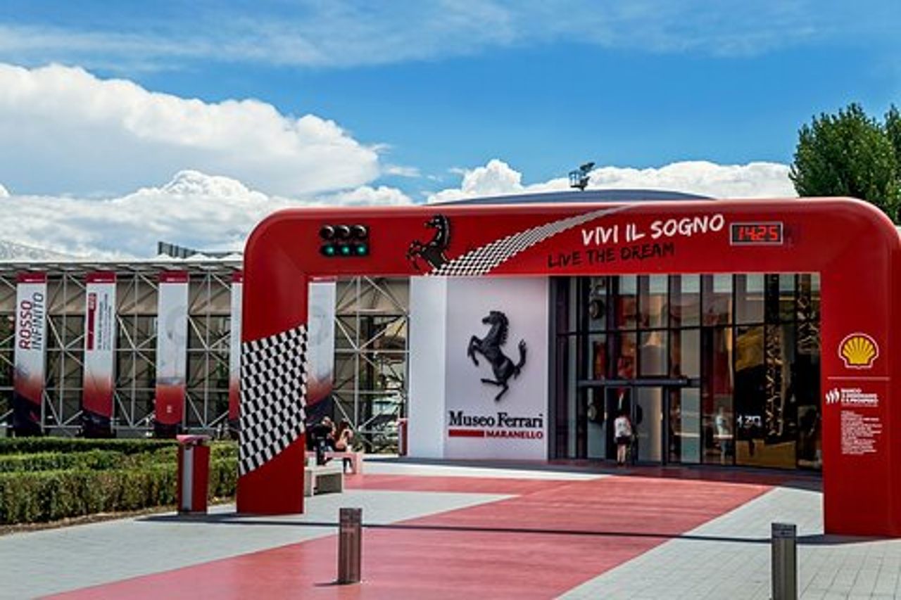 Tour privato a Maranello e Bologna con ingresso al Museo Ferrari