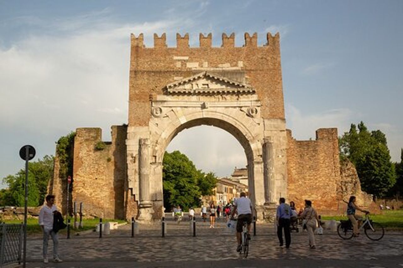 Tour a Piedi per Piccoli Gruppi Città di Rimini