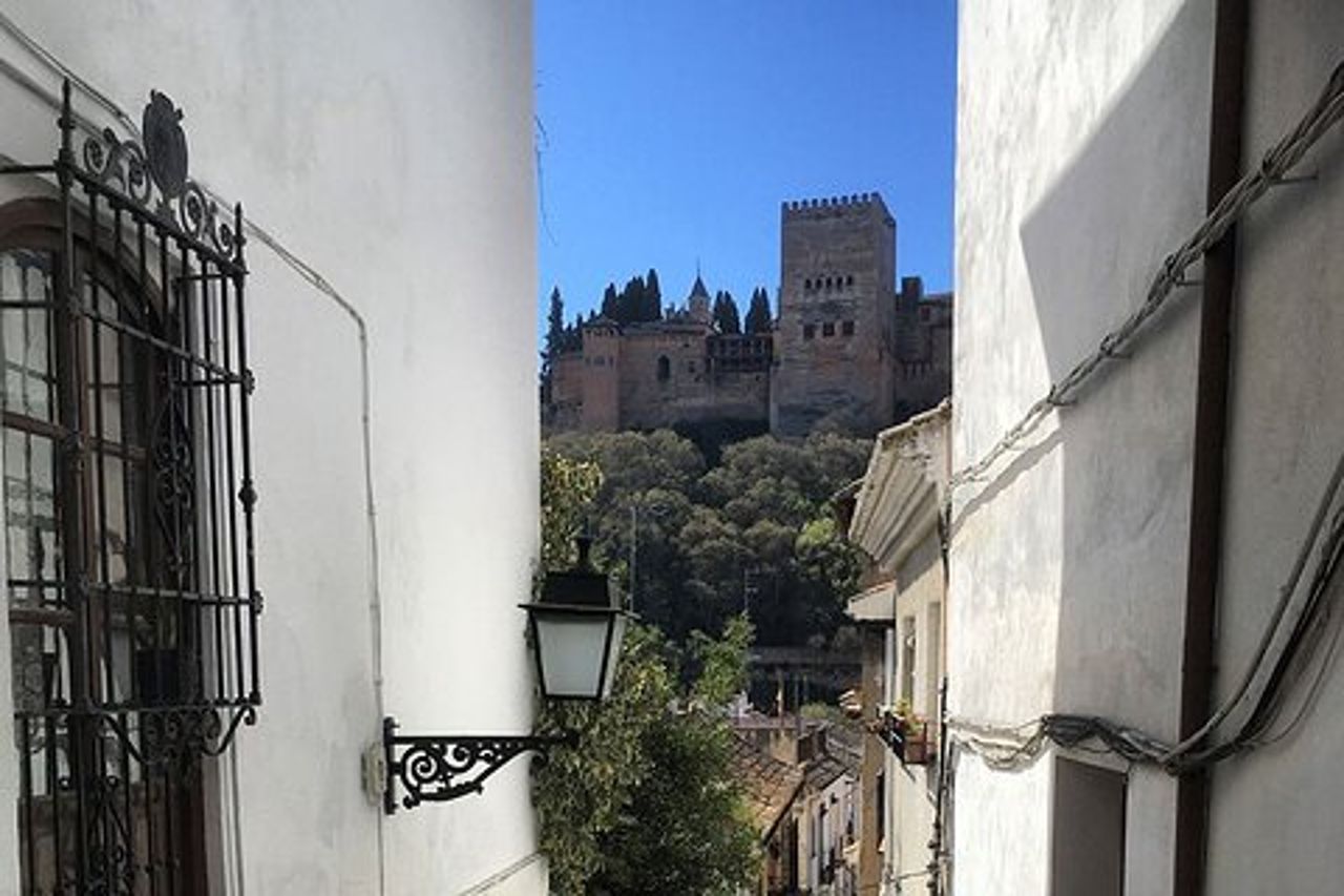 Tour Guidato a Piedi per i Quartieri di Albayzin e Sacromonte