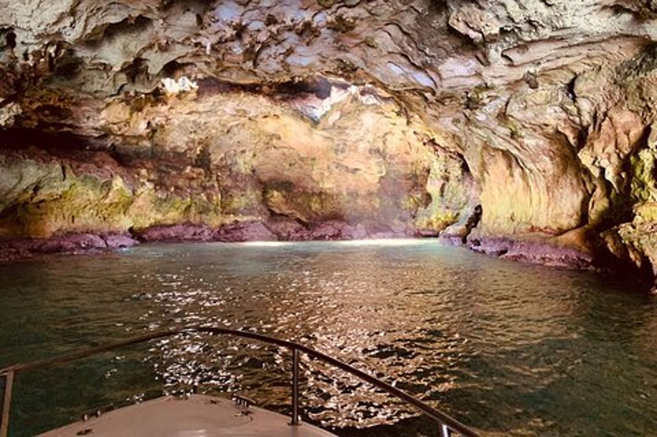 Giro in barca nelle grotte di Polignano a Mare da Polignano, Bari o Brindisi
