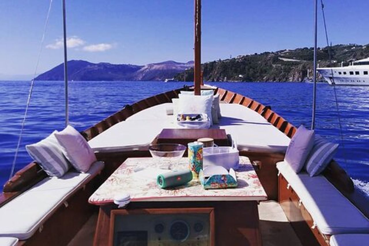 Alla scoperta di Lipari in barca (Tour privato)