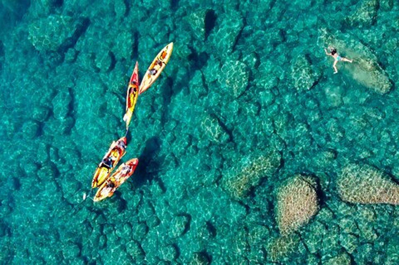 Tour della Costa Brava: kayak, snorkeling e salto sulla scogliera da Barcellona