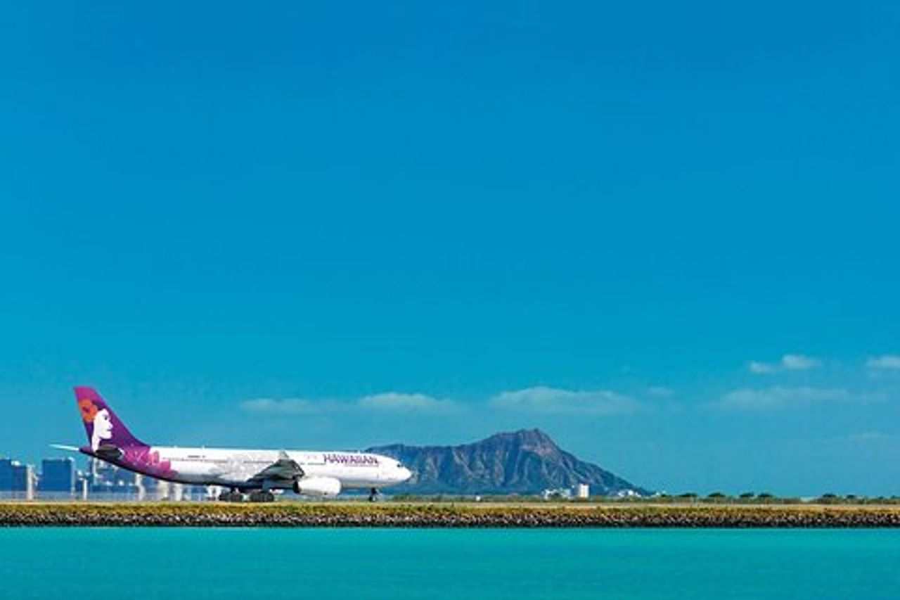 Trasferimento privato all'aeroporto di Honolulu e agli hotel di Waikiki in minivan (fino a 5 persone)
