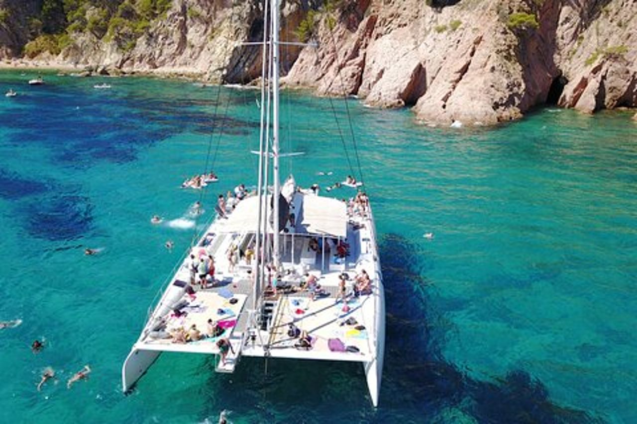 Passeggiate Attraverso La Costa Brava In Un Grande Catamarano Con Buffet-barbacoa E Bagno