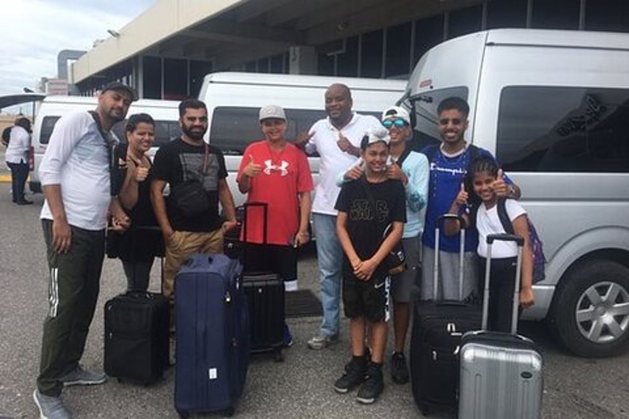 Trasferimento di andata e ritorno in aeroporto al Royalton Blue Waters & White Sands Hotel