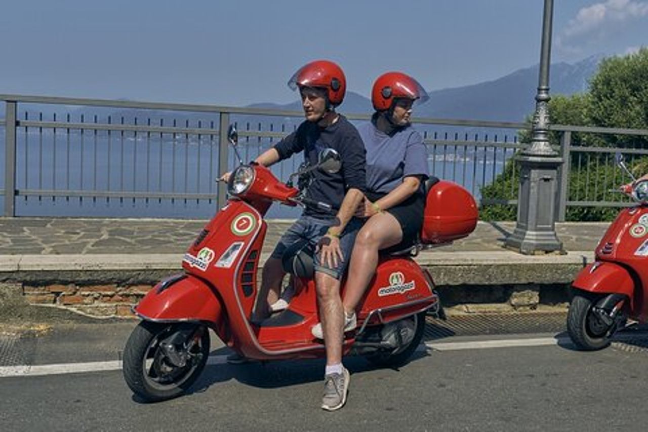 Tour di un'intera giornata in scooter senza guida da Peschiera del Garda