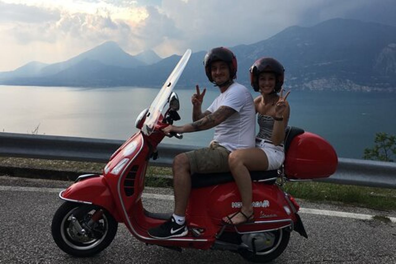 Tour in scooter del Garda senza guida di un'intera giornata da Riva del Garda
