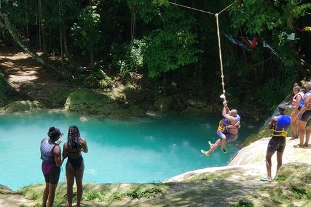 Blue Hole/Secert Falls e Dunns River Combo Tour