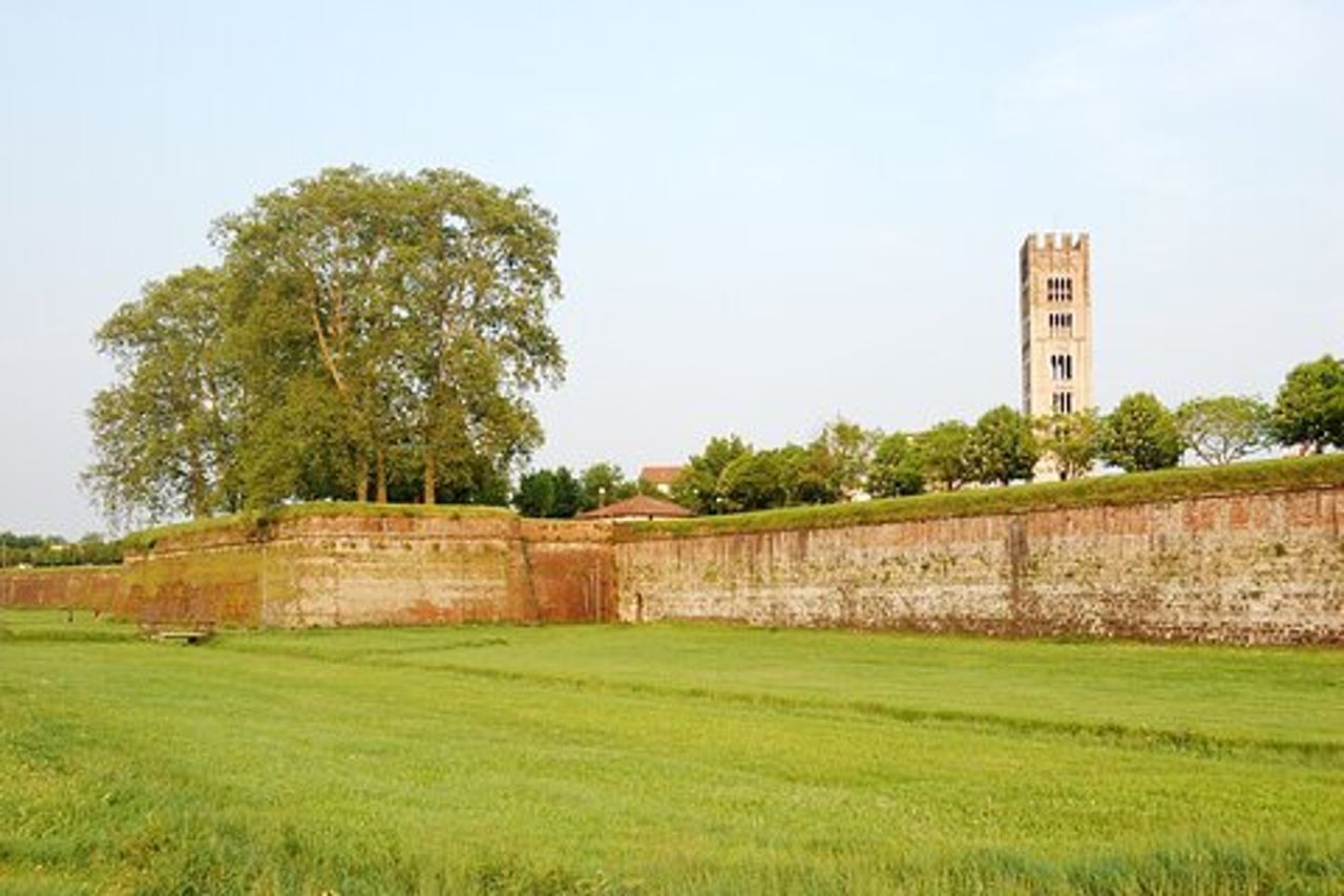 Tour in bici autoguidato da Lucca a Pisa