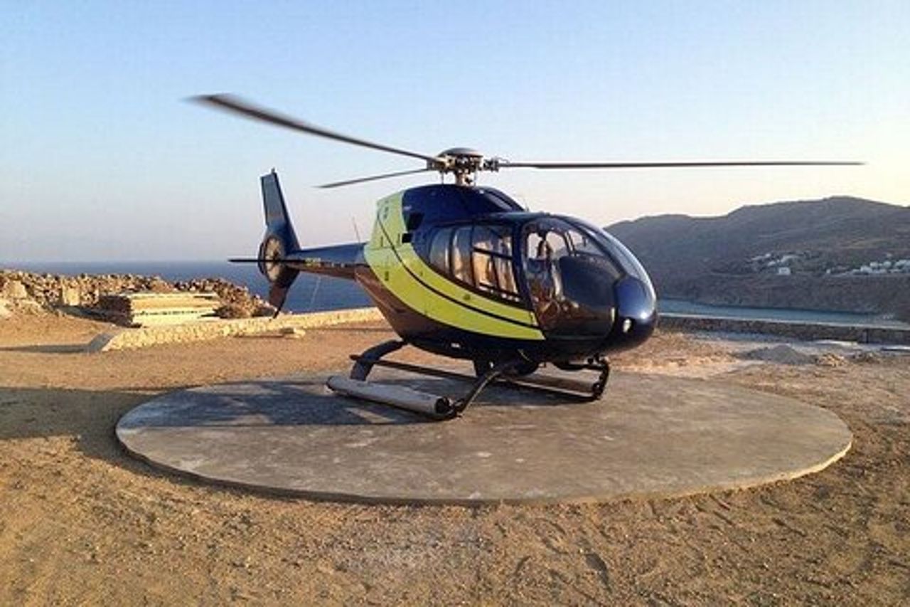 Trasferimento privato in elicottero da Sifnos a Santorini