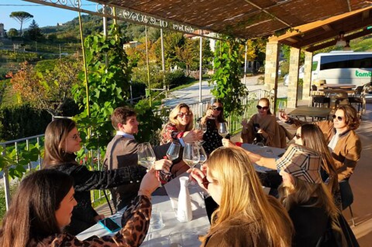 Scopri i vini delle colline di Lucca con esperto sommelier